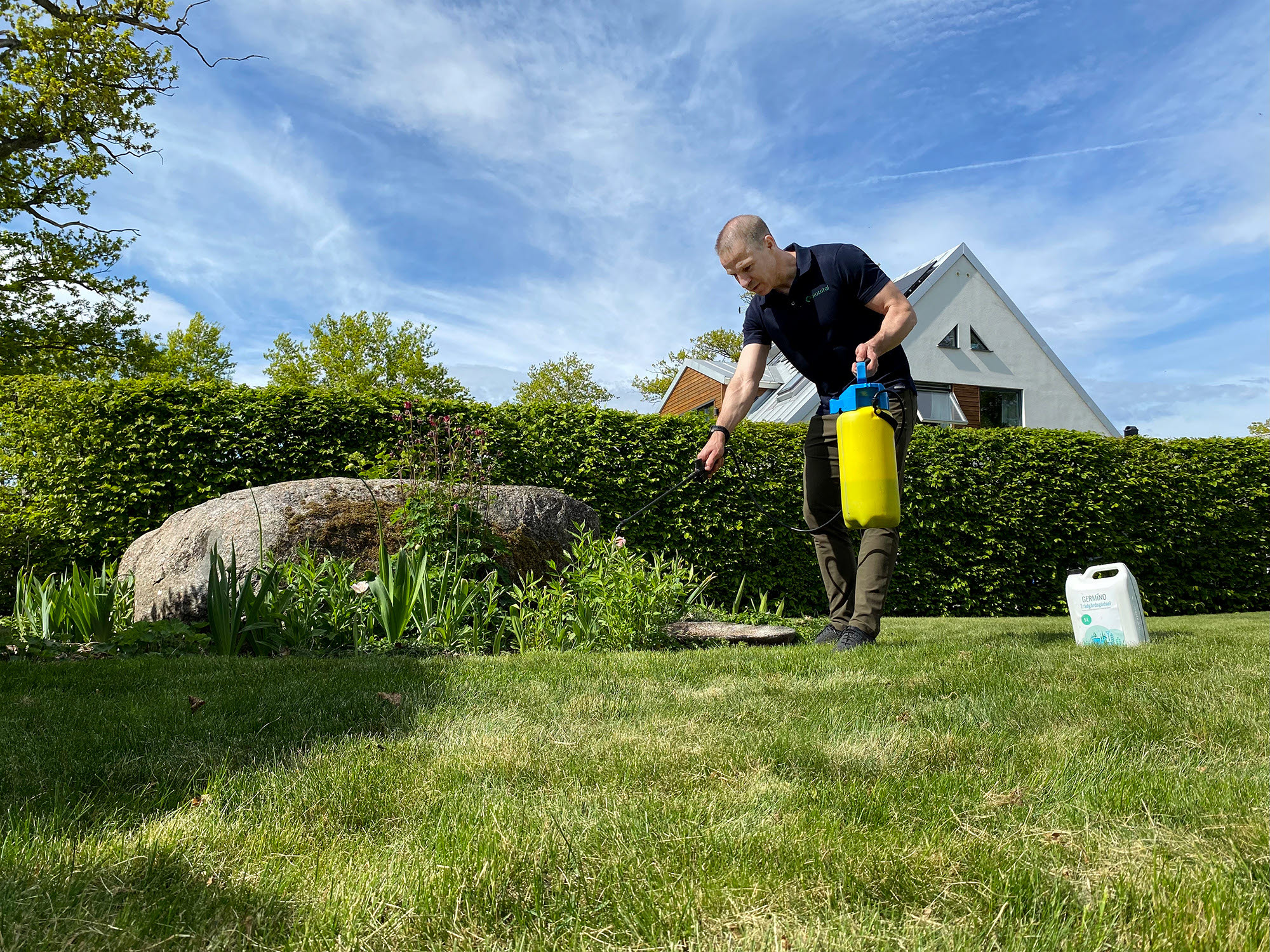 Mike Helber gödslar sin gräsmatta och sina växter.