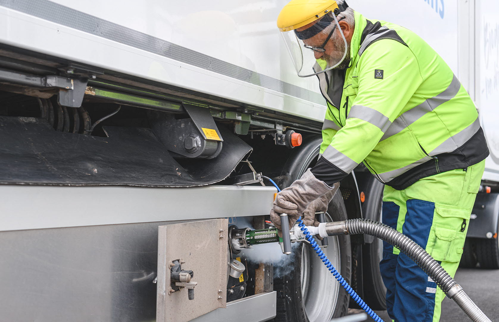 Medarbetare tankar en lastbil med flytande biogas