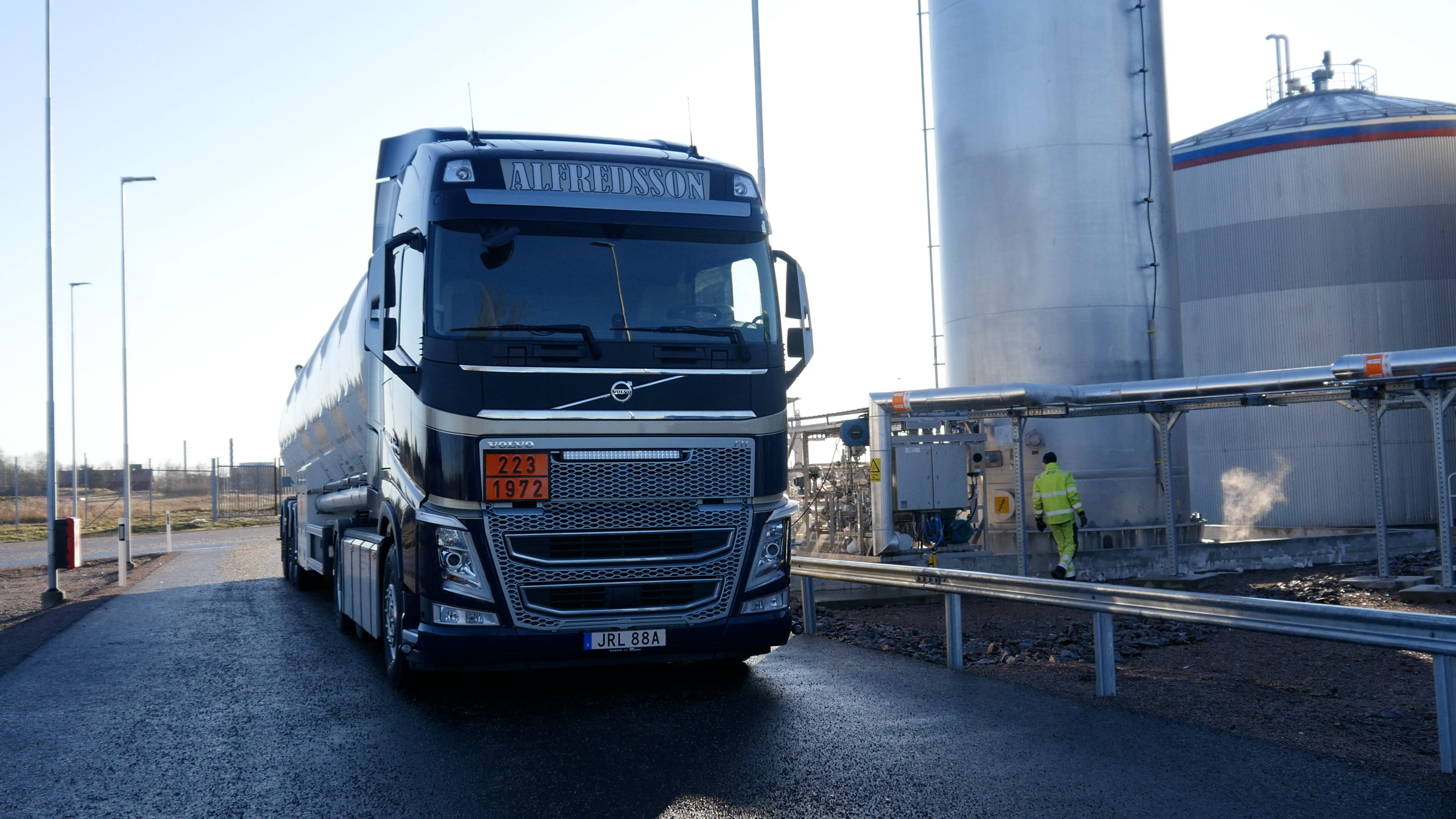 En lastbil som tankas med flytande biogas