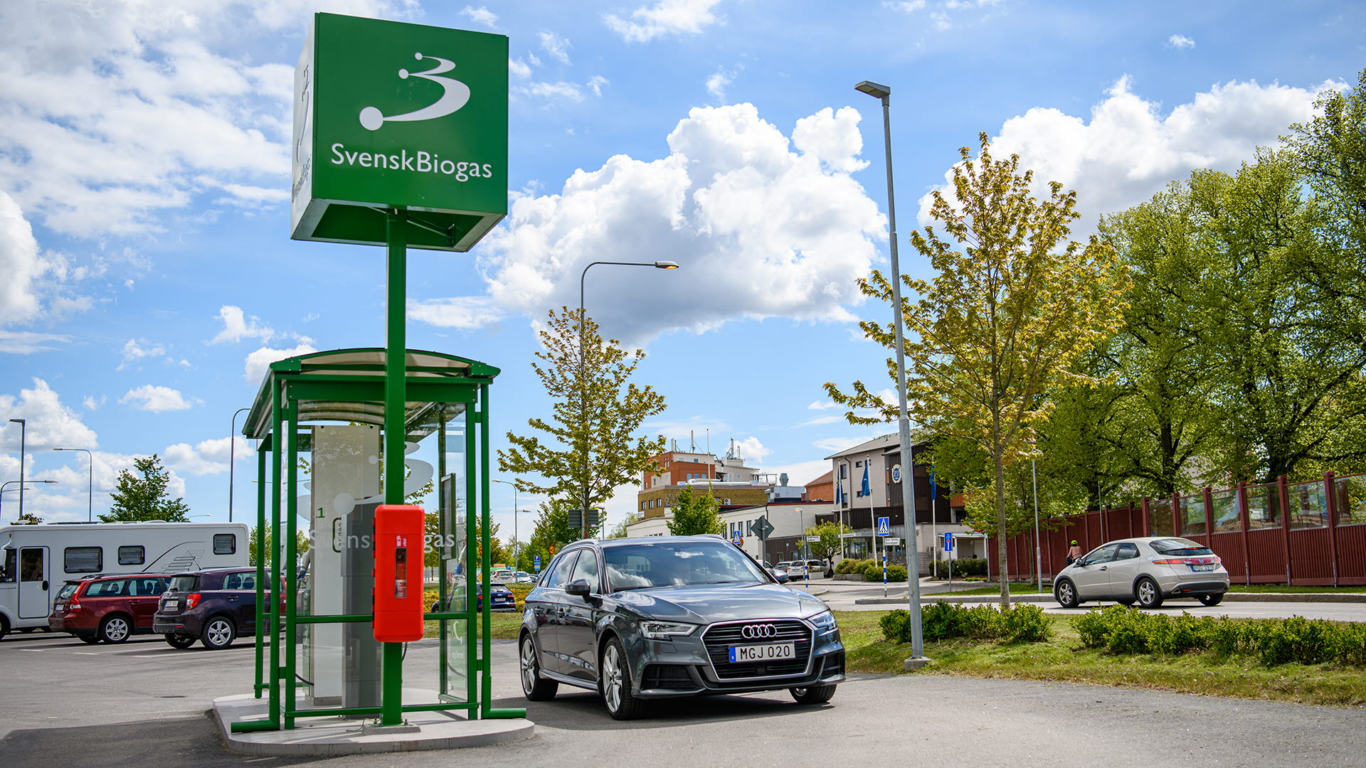 En biogasbil ska tanka på Svensk biogas mack i Tannefors