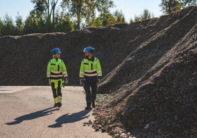 Medarbetare gåt vid flishög på kraftvärmeverket i Mjölby