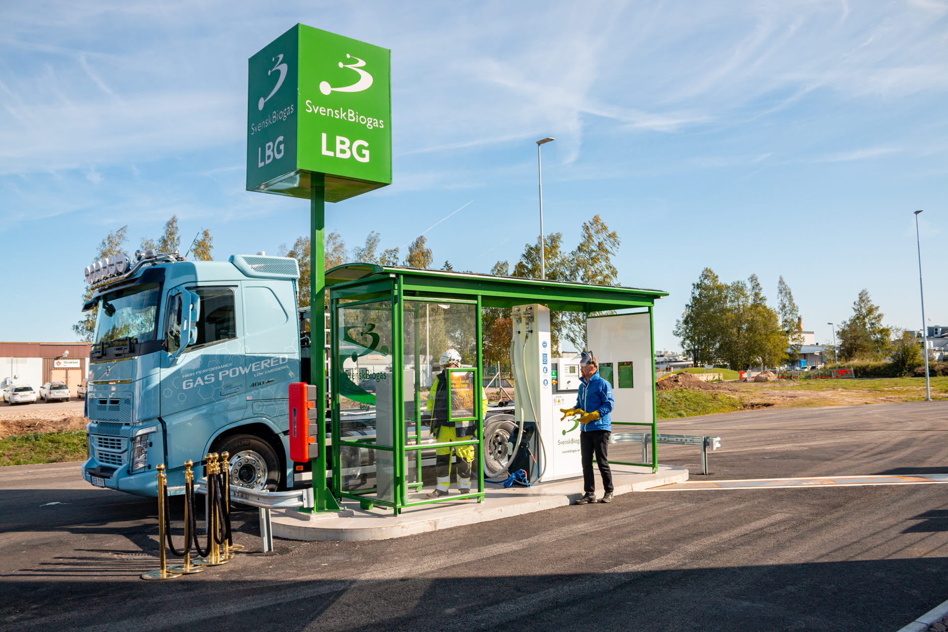 Lastbil står uppställd för att tanka biogas vid Svensk Biogas mack i Mjölby