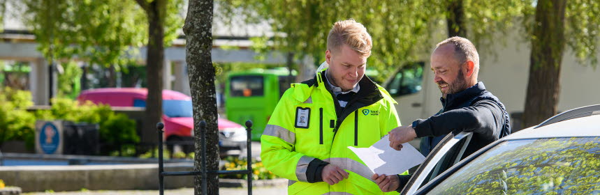 Två medarbetare med bil på torget i Katrineholm