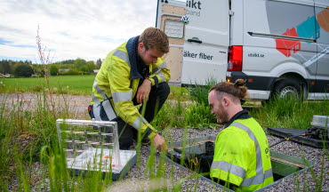 Montör arbetar med fiber på landsbygden