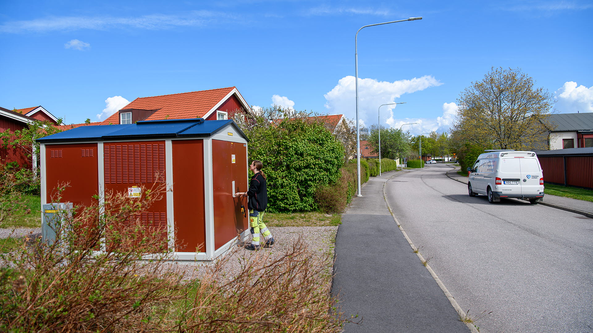 Elmontör arbetar vid elstation