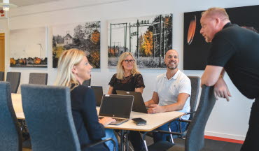 Medarbetare på MSE har möte i ett konferensrum