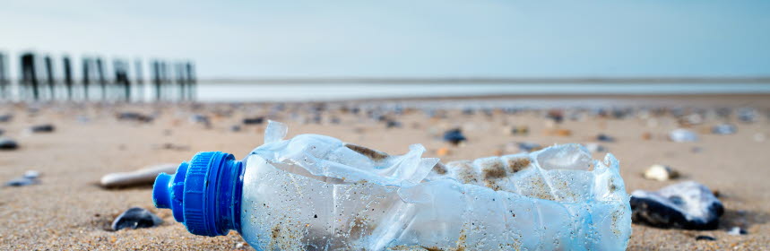 Skräp på en sandstrand