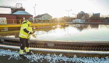 Instrumenttekniker jobbar på Nykvarns avloppsreningsverk