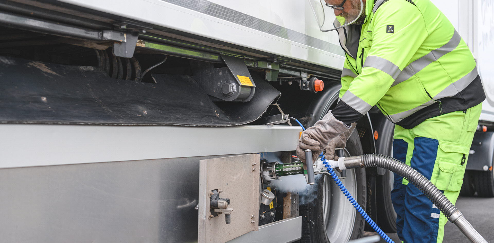 Medarbetare tankar en lastbil med flytande biogas