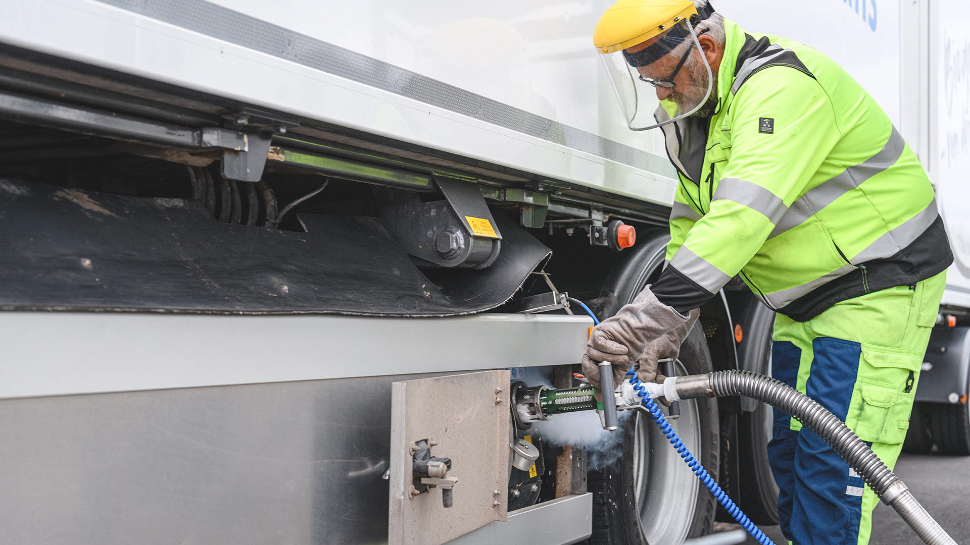 Medarbetare tankar en lastbil med flytande biogas