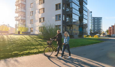 Kunder promenerar framför nya fastigheter i Mjölby