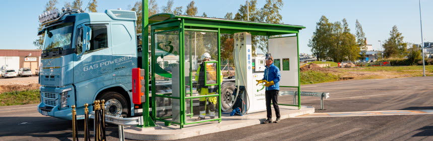 Lastbil står uppställd för att tanka biogas vid Svensk Biogas mack i Mjölby