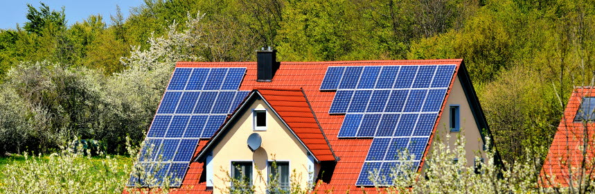 Solceller på hustak. Foto.