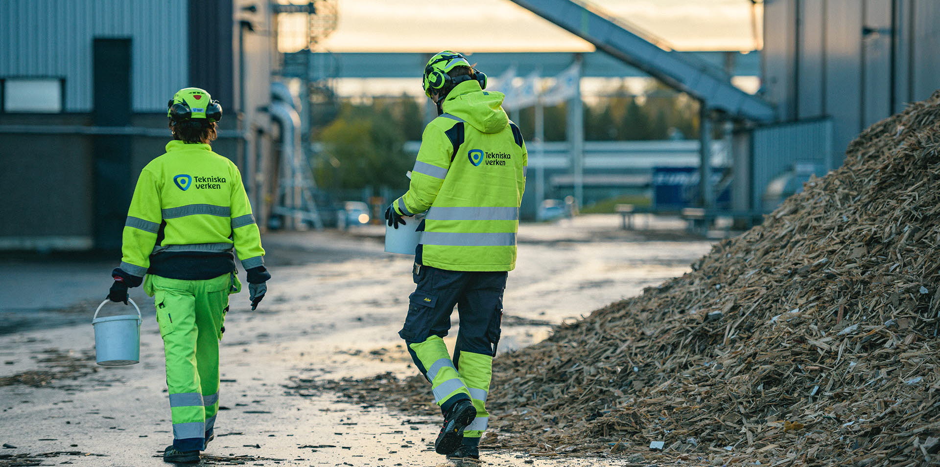 Medarbetare samlar prover av flis från flishögarna vid Katrineholms kraftvärmeverk