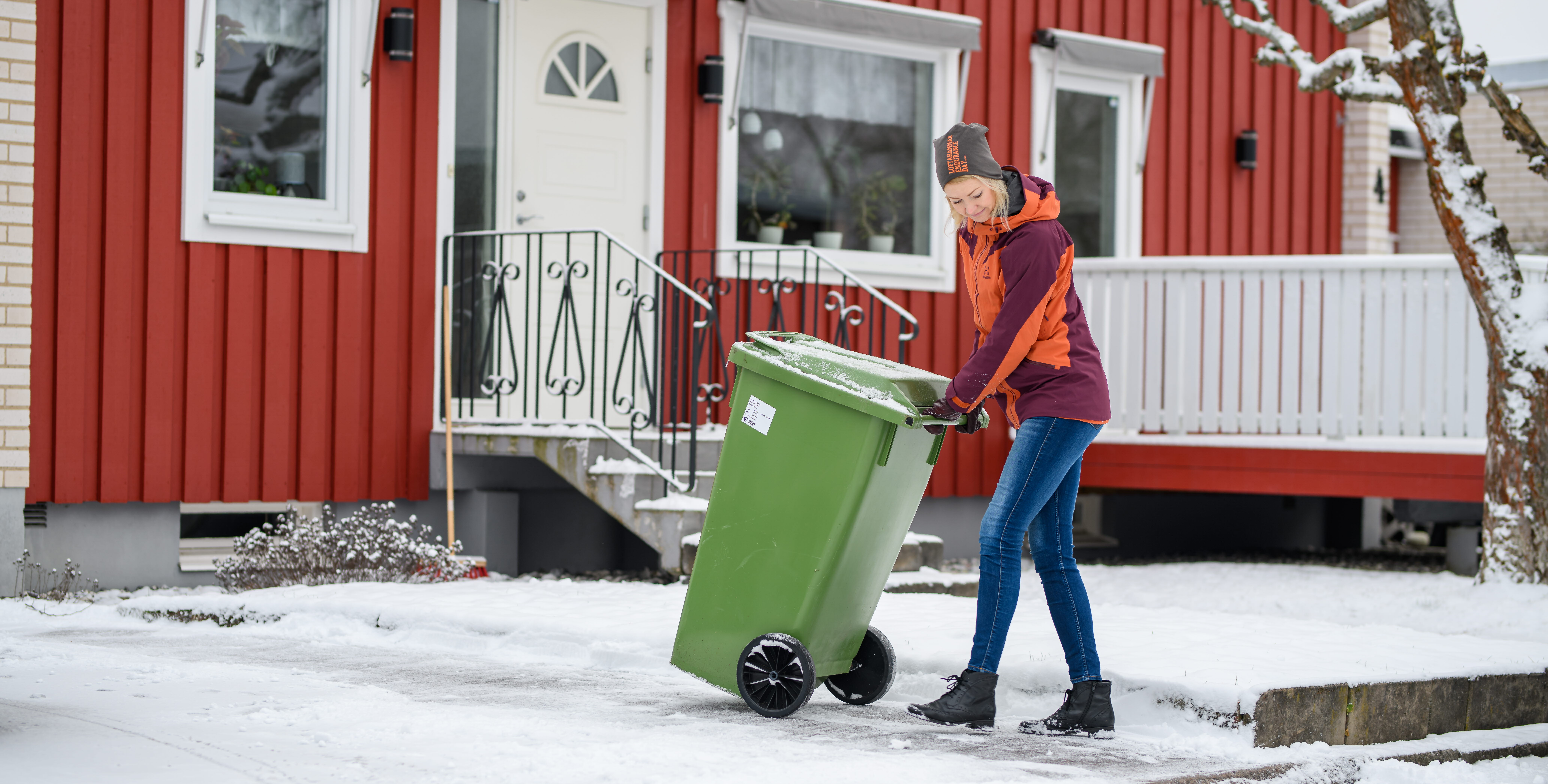 Kund ställer fram soptunnan