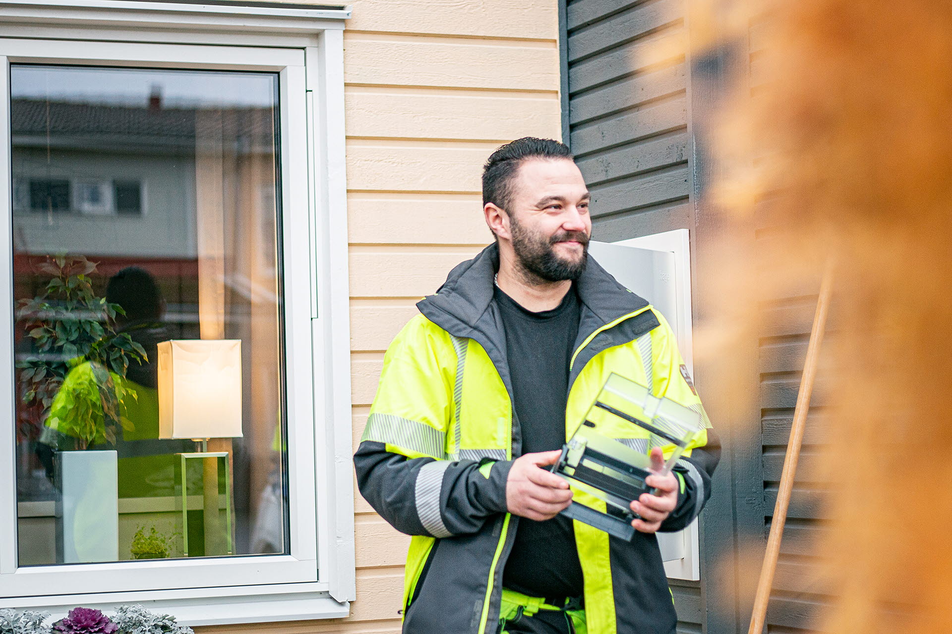 Montör byter elmätare på villa