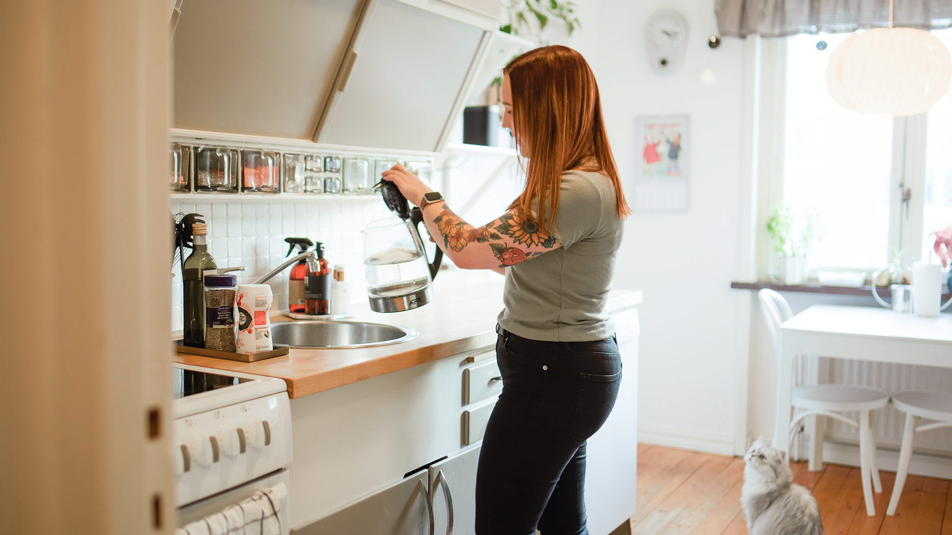 Kund häller upp vatten i kaffekanna