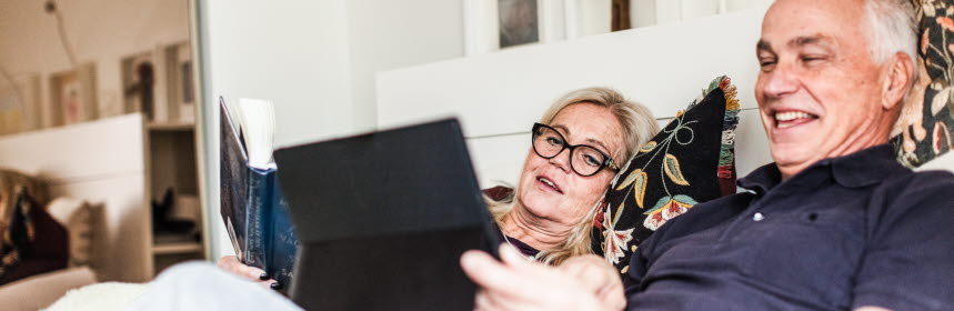 Person tar det lugnt i hemmet