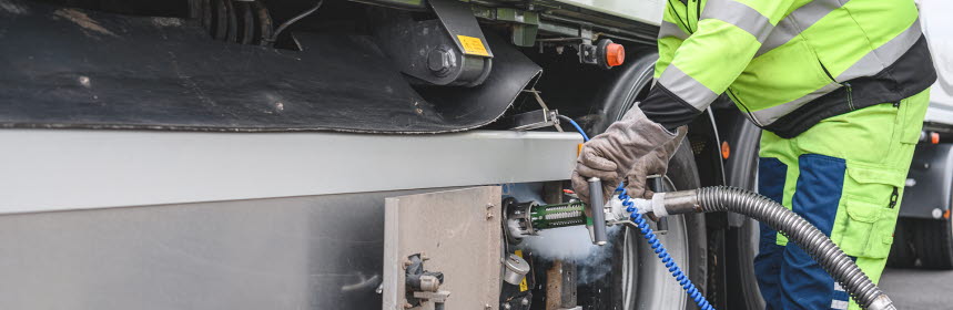 Medarbetare tankar en lastbil med flytande biogas