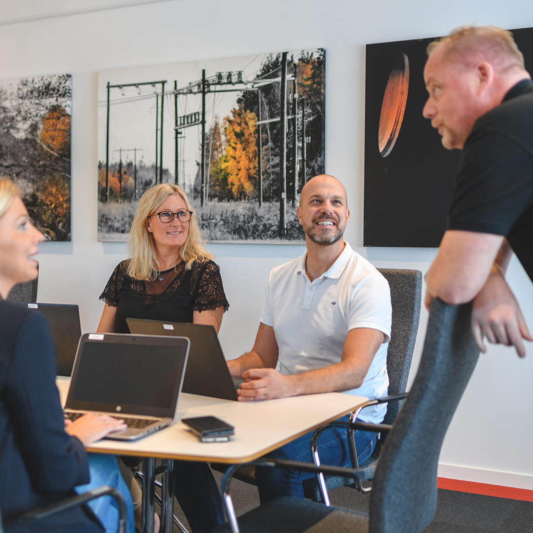 Medarbetare på MSE har möte i ett konferensrum