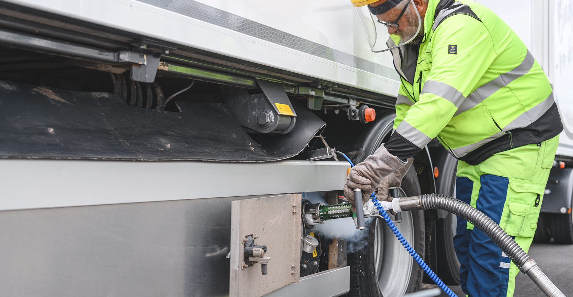 Medarbetare tankar en lastbil med flytande biogas