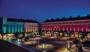 Stor torget i Linköping i belysning.