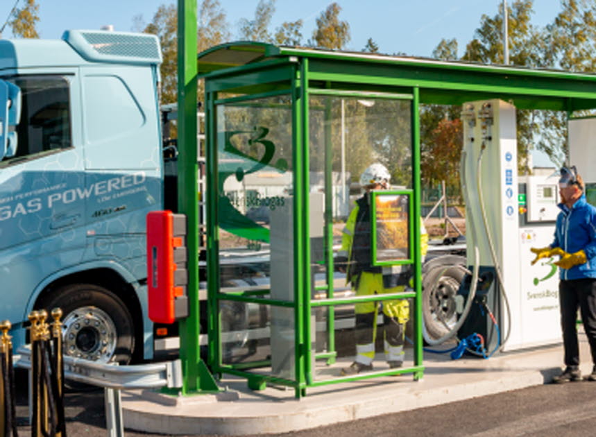 Lastbil står uppställd för att tanka biogas vid Svensk Biogas mack i Mjölby
