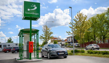 En biogasbil ska tanka på Svensk biogas mack i Tannefors