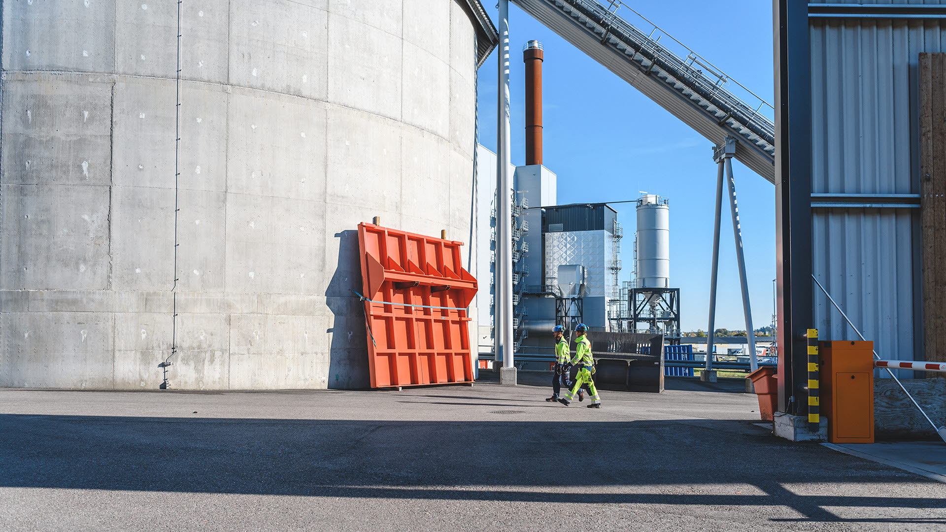 Medarbetare arbetar på kraftvärmeverket i Mjölby