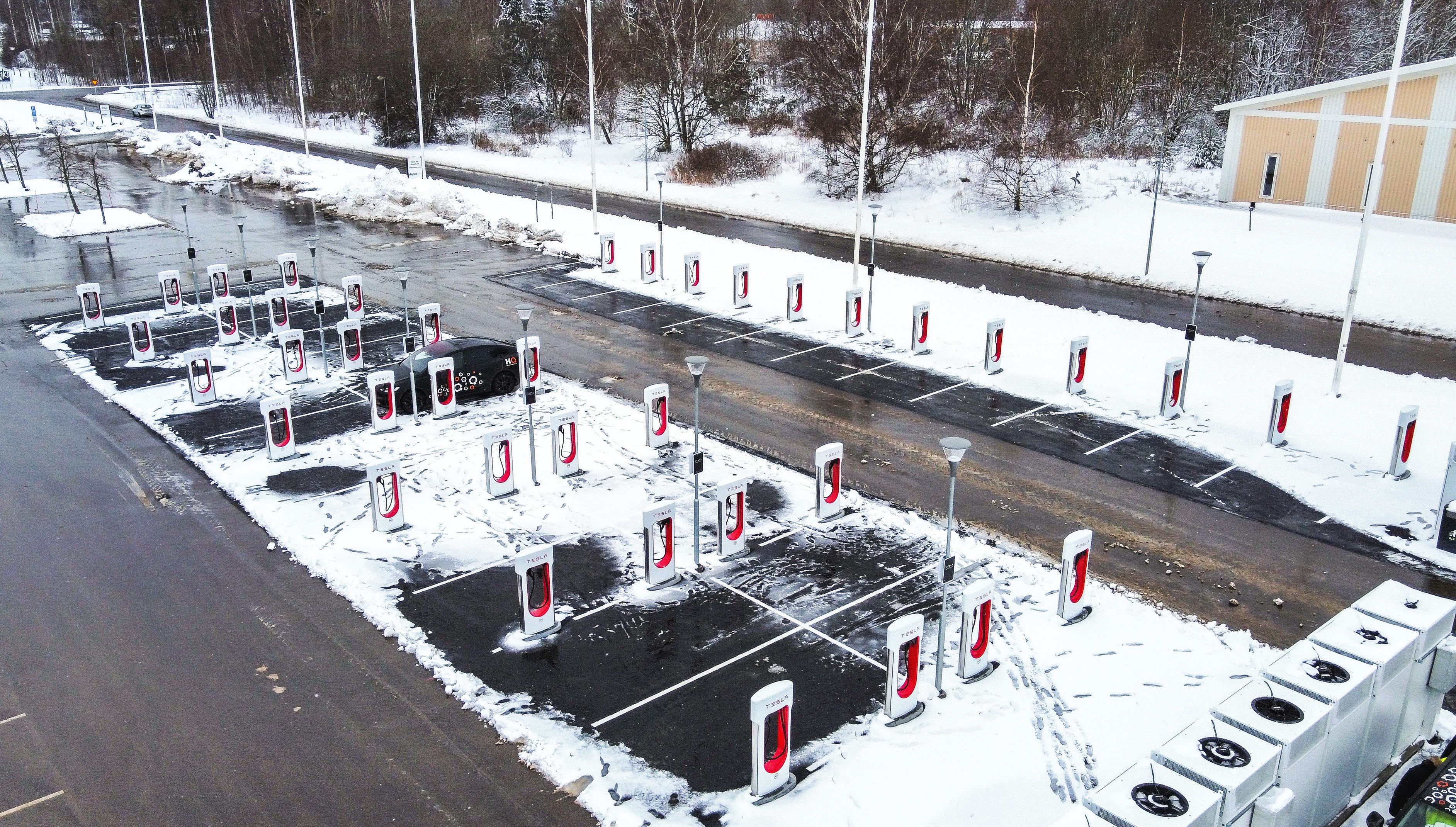 Vy över laddstolparna vi Mantorp Depot