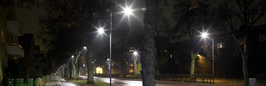 Ällmänbelysning lyser på kaserngatans cykel och gå väg, Foto.