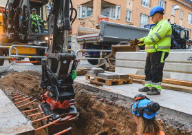 Grävarbete för fjärrvärme på Ågatan i centrala Linköping 